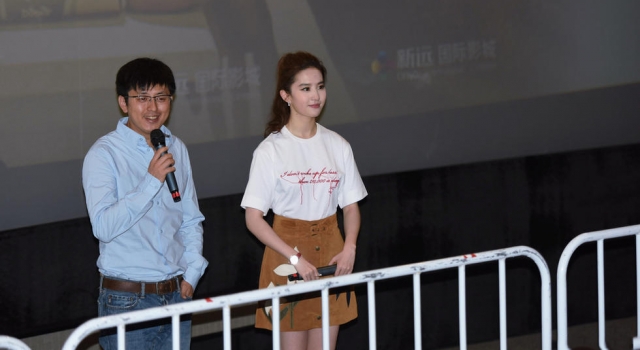 刘亦菲宣传新剧好尴尬 隔着围栏表情萌萌哒
