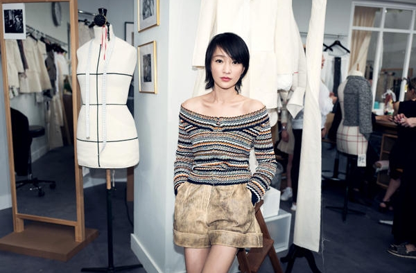 周迅出席香奈儿服装发布会 拍写真很有范