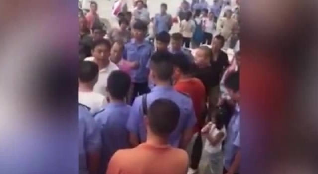 安徽城管殴打摊贩已被辞退：脱掉制服我就是平民