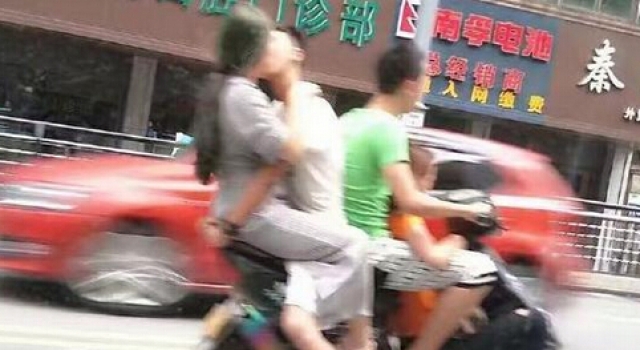 get新技能！江西情侣摩托车上“花式接吻”走红
