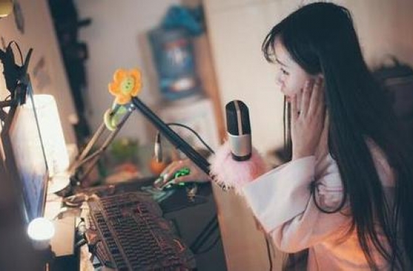 欲哭无泪！熊孩子16天赏女主播近4万 愁坏务工父母