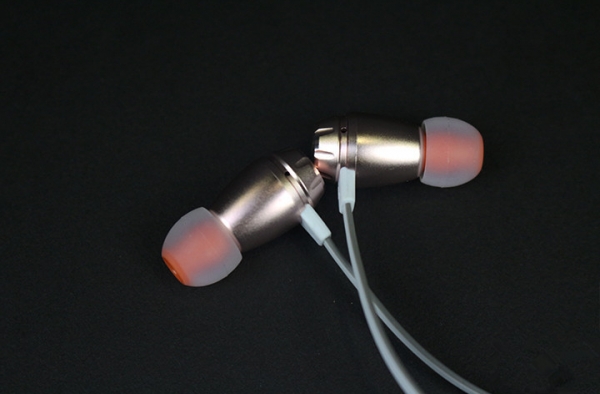 享受极具感染力澎湃低音 JBL T380A入耳式耳机测评