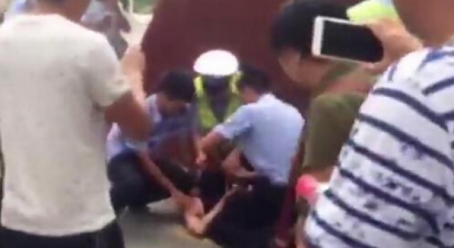重庆司机不满交警事故处理结果 竟将其砍死被刑拘