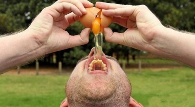 歪果仁真会玩!这样的解酒奇招 你们敢试吗