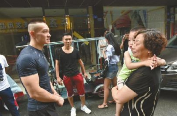 蓝衣小伙制服抢匪无声离去 网友称其超级英雄“惩罚者”