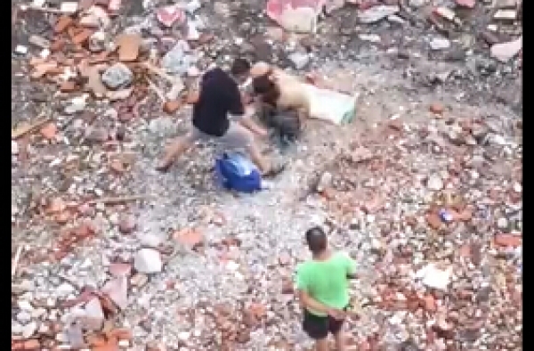 丧心病狂！2男子砖头拍死泰迪犬 尖刀剥皮欲吃狗肉