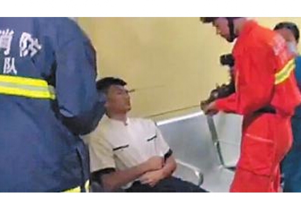 服务员眼眶被扎进2cm钢签:签上挂肉串 不影响视力