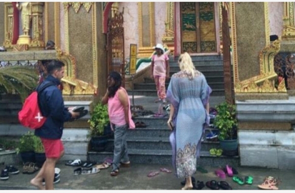 俄女子穿透视装逛寺庙亵渎神灵 警方带走要求忏悔