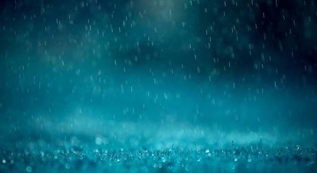 谁说下雨天就不能约会 雨中约会也是别有一番滋味