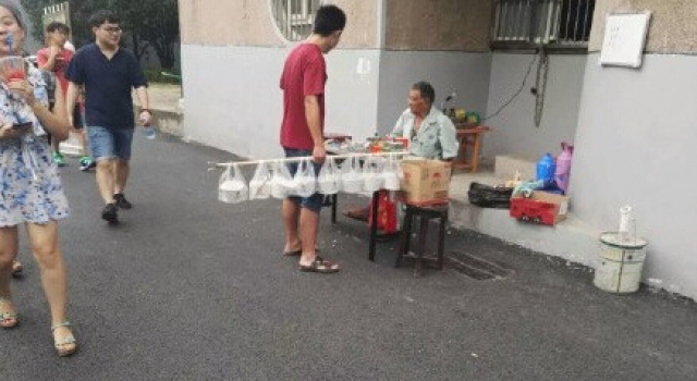 安徽带饭哥爆红 一人手挑8份外卖为室友带饭被赞