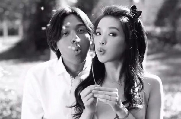 舒淇冯德伦新片杀青开心玩自拍 婚后两人首次同框