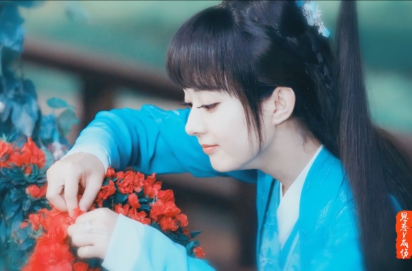 赵丽颖化身超级迷妹 围观杨旭文直播狂刷弹幕