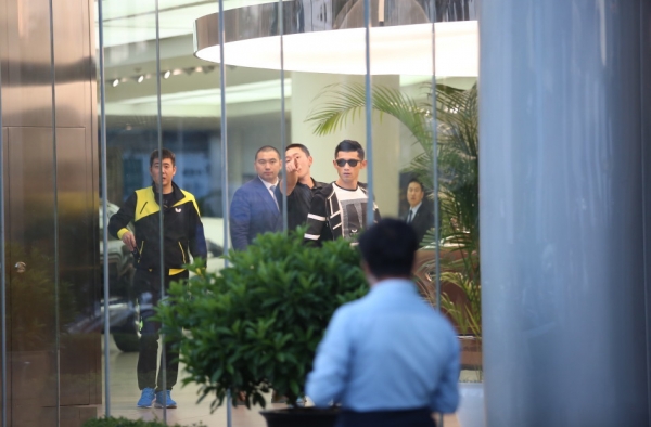 张继科豪车店滞留一小时 疑似预购新座驾