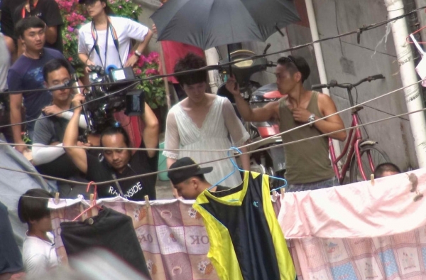 冯绍峰男扮女装 辣眼睛冯绍峰蕾丝睡裙造型曝光
