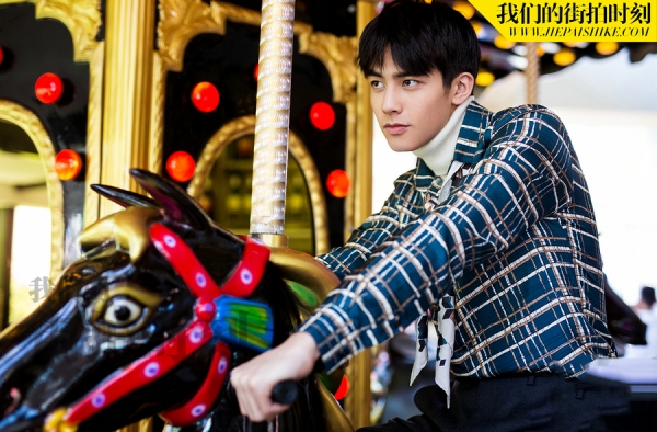 99后的小生宋威 拍摄一组复古印花街拍曝光