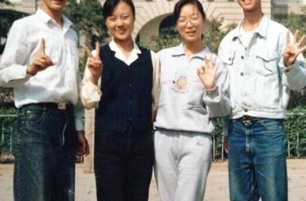 黄晓明高中青涩照曝光 白衬衫牛仔裤大写的帅气