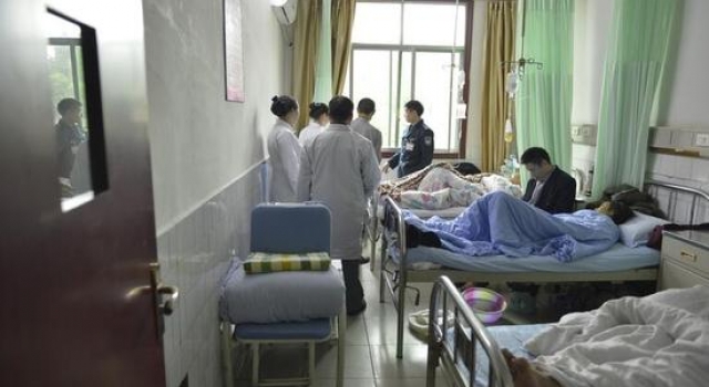 医院壮汉被逼还钱欲跳楼 柔弱护士紧紧拽住获赞
