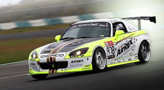 驰骋在赛道上的疯子 观本田S2000赛车的精彩表现