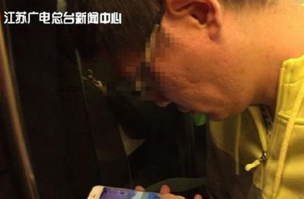 男子地铁占爱心专座装睡 拒给孕妇让座:我没有义务
