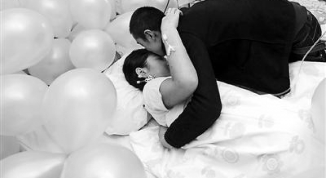 患难见真情 小伙子病房向重症女友求婚引人泪崩