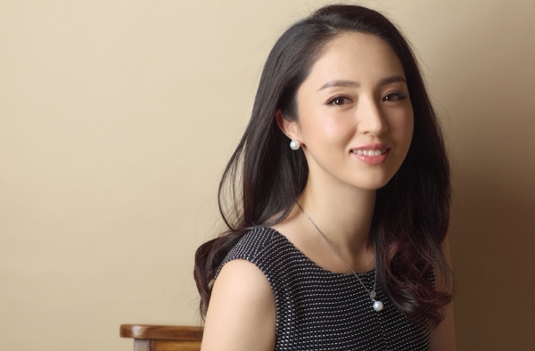 董璇直播首秀庆生 高云翔抱着女儿酒窝出境
