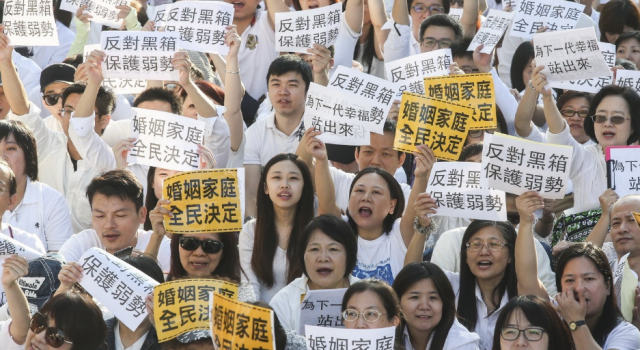 台湾上万人包围立法机构 举牌反对同性婚姻平权法案