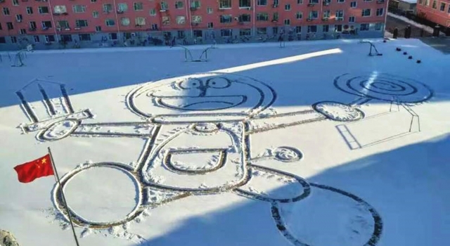 雪地操场画巨型哆啦A梦 美术老师一圆童年梦