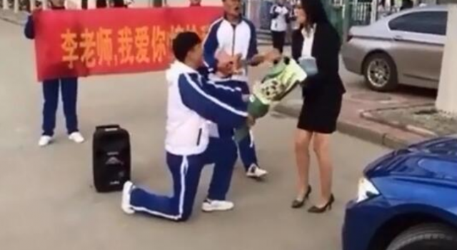 男生钻戒鲜花求婚女老师 美女教师怒斥不要脸砸钻戒