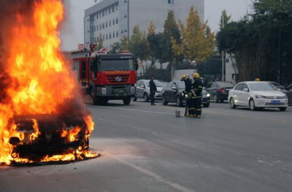 成都一汽车莫名自燃 20分钟大火被扑灭暂无人员伤亡