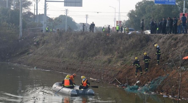 湖北一面包车翻车落水 车内20人仅有2人生还