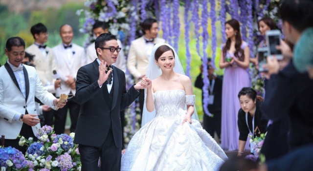 张靓颖因与妈妈沟通不畅 暂缓成都婚礼:希望她出席