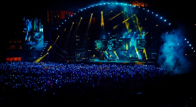 致爱演唱会今日开票 全阵容曝光有你家爱豆吗?