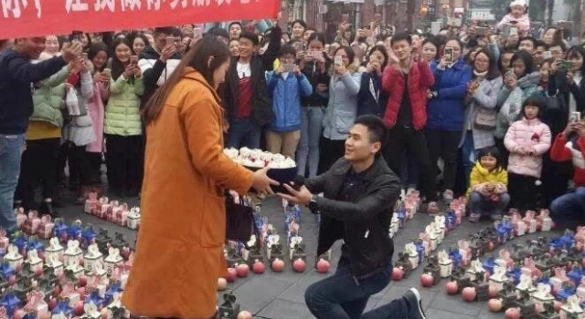 重庆大学惊现苹果表达 表白神器前有柚子后有苹果