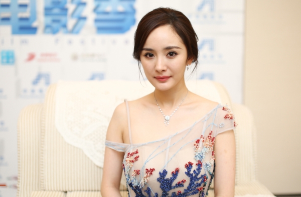杨幂不知唐嫣罗晋婚期孕期 仍祝福她三年抱俩