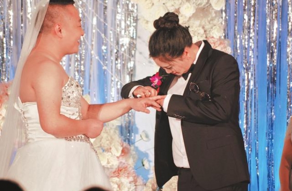 小伙穿婚纱迎娶帅新娘 男女角色互换婚礼背后令人感动