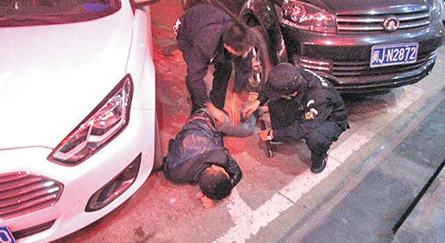 男子醉卧街头被货车碾断腿 醉汉扶与不扶引热议