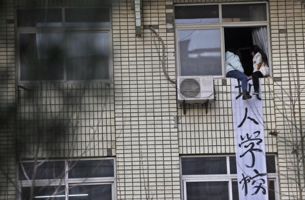 2名大三女生欲跳楼 原因竟是大学生比中专生还不如