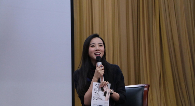 人小鬼大! 李思思儿子早教课“调戏”小姐姐