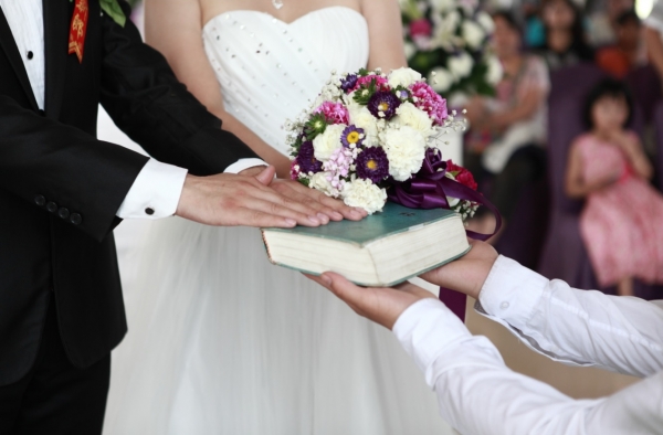 21岁大学生迎娶同学妈妈 曾用999玫瑰求婚55岁对象
