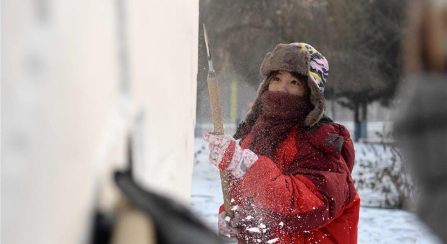 大学生雪雕大赛在哈尔滨开幕 每个人都是剪刀手爱德华
