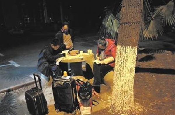 父母路灯下为儿子补习高数 同学：请做我爸爸吧！
