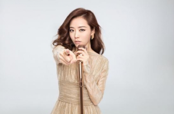张靓颖跌倒受伤 意外被摄像机砸差点摔个狗啃屎