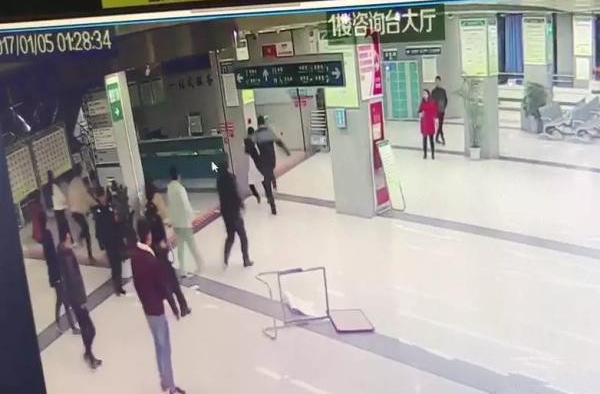 病房无床位女医生被4男殴打 医患矛盾何时是个头