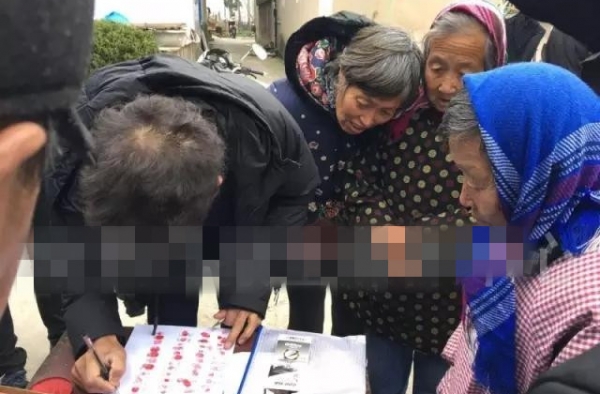 他吃喝嫖赌五毒齐全 老父手刃骨肉三百村民为之求情