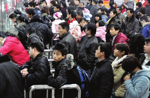 北京铁路迎来返程高峰 上班族成为主力军