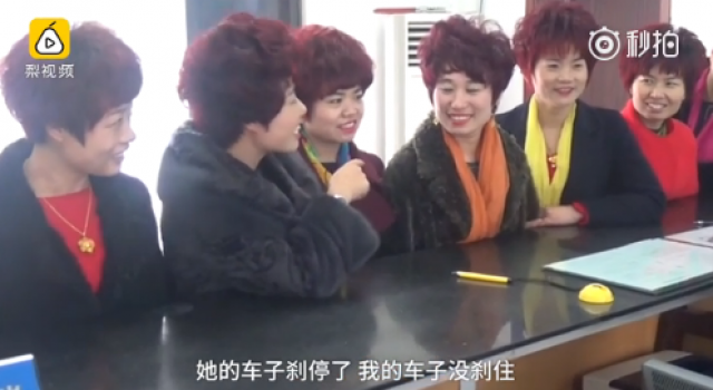 好尴尬呀!江西五姐妹三人开宝马 妹妹追尾亲姐姐
