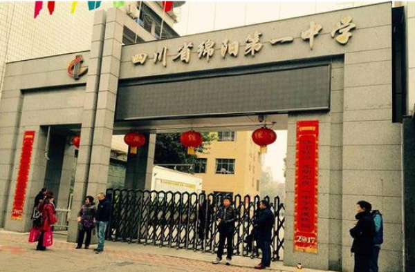 开学首日就坠亡!13岁女生请假上厕所没有再回来