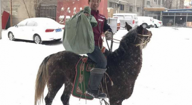 拉风！快递员雪天送快递 骑马小哥被赞又帅又敬业
