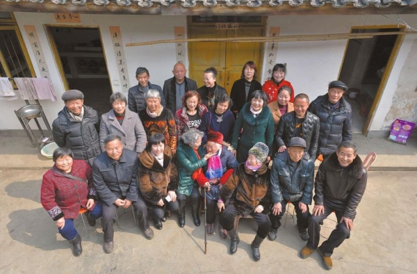 105岁老人拍全家福 全家近100口 年龄相加3850岁