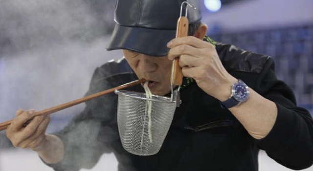 导演下面条功夫！张艺谋亲自下厨做臊子面
